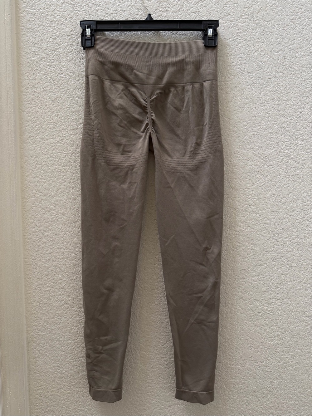 High-Waist Scrunch-Back Leggings in Taupe